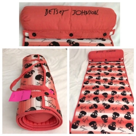 Betsey Johnson Skull Beach Mat W/Pillow NEW - Picture 1 of 1